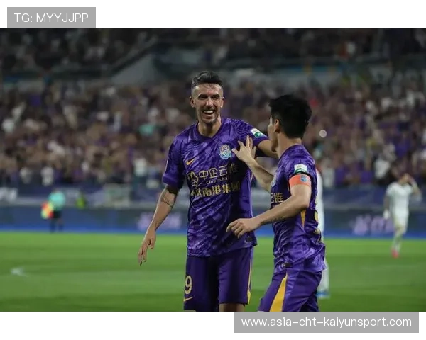 天津津门虎边路配合打穿，底线传中险些造成乌龙